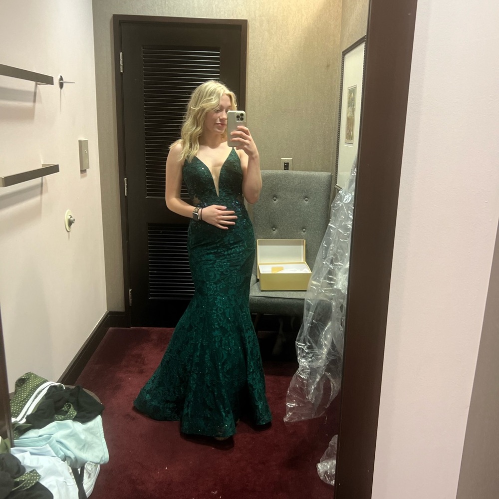 PROM/ PAGEANT DRESS size 4 - Picture 3 of 4